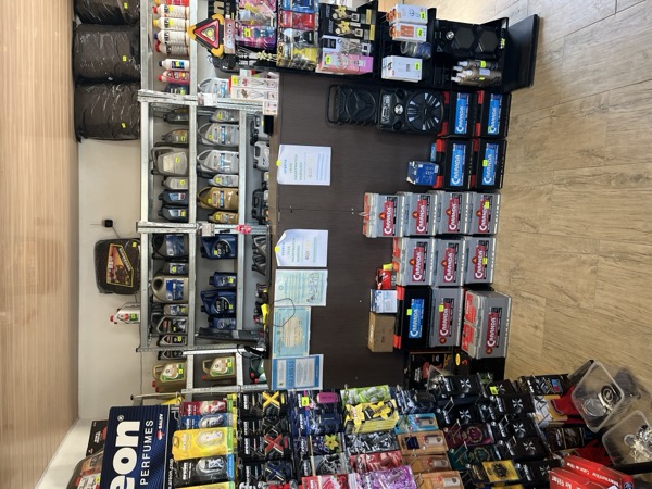 Magazin piese auto — uleiuri, baterii, accesorii
